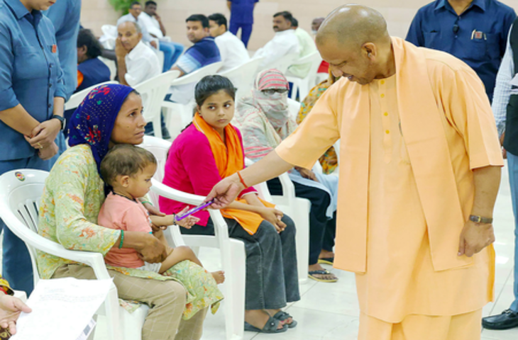 लखनऊ में मुख्यमंत्री योगी आदित्यनाथ का 'जनता दर्शन', 60 से अधिक फरियादियों से की मुलाकात – शिकायतों पर तत्काल कार्रवाई के निर्देश