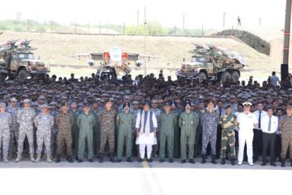 સંરક્ષણ પ્રધાન શ્રી રાજનાથ સિંહે ગુજરાતના ભુજ એરફોર્સ સ્ટેશનની મુલાકાત લીધી, સૈનિકોને પ્રોત્સાહિત કર્યા