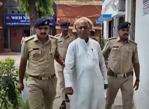 કોંગ્રેસના વધુ એક નેતા ની તકલીફોમાં વધારો; વડોદરા પોલીસે જિલ્લા પંચાયતના પૂર્વ કોંગ્રેસ પ્રમુખ ઘનશ્યામ પટેલની ધરપકડ કરી