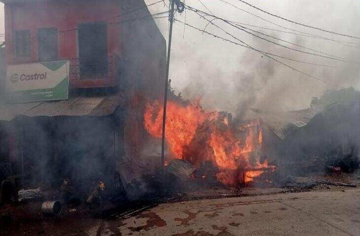 मिर्जापुरा में 6 छप्परपोश में अज्ञात कारणों से आग लगी, वीडियो में जानें एक युवती झुलसी अस्पताल में भर्ती 