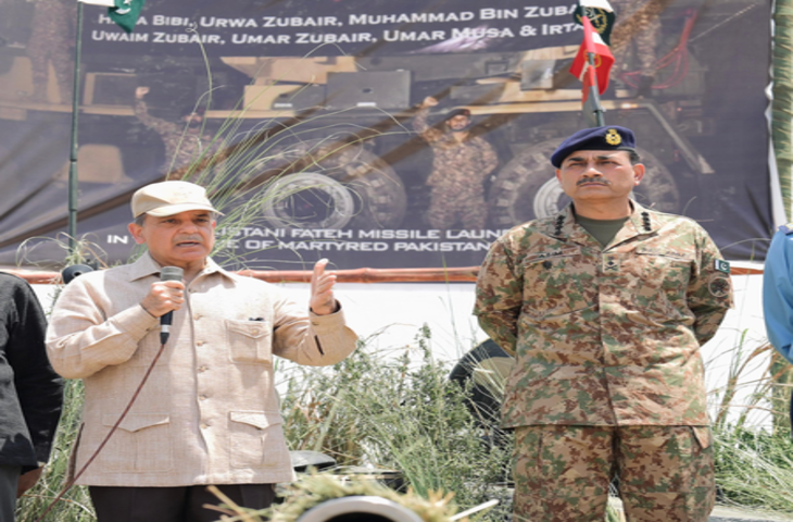 ये कैसा पाकिस्तान? भारत के सामने घुटने टेकने वाले अपने सेनाध्यक्ष को दे रहा प्रमोशन