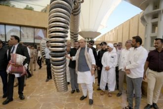 સંરક્ષણ મંત્રીશ્રીએ સ્મૃતિવન મ્યૂઝિયમની મુલાકાત લઈને કચ્છના ભૂકંપમાં જીવ ગુમાવનારા દિવંગતોને ભાવભરી શ્રદ્ધાંજલિ કરી અર્પણ