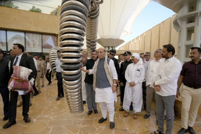 સંરક્ષણ મંત્રીશ્રીએ સ્મૃતિવન મ્યૂઝિયમની મુલાકાત લઈને કચ્છના ભૂકંપમાં જીવ ગુમાવનારા દિવંગતોને ભાવભરી શ્રદ્ધાંજલિ કરી અર્પણ