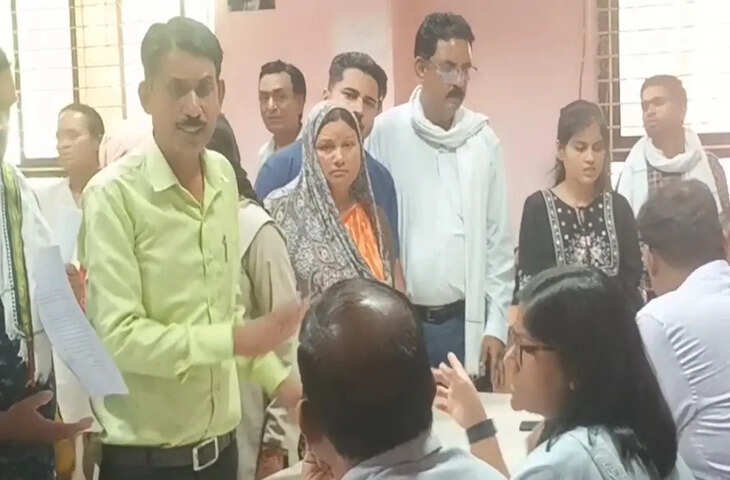 ‘इच्छा मृत्यु चाहिए सर’ गले में तख्तियां डालकर परिवार पहुंचा कलेक्ट्रेट ऑफिस, अफसरों से की ये मांग