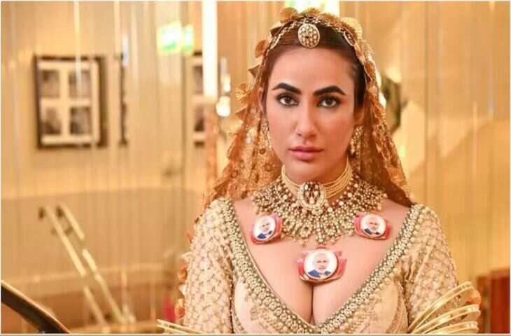 कांस फिल्म फेस्टिवल के रेड कारपेट पर जयपुर की रुचि, वीडियो में देखें नेकलेस में लगी थी पीएम की फोटो