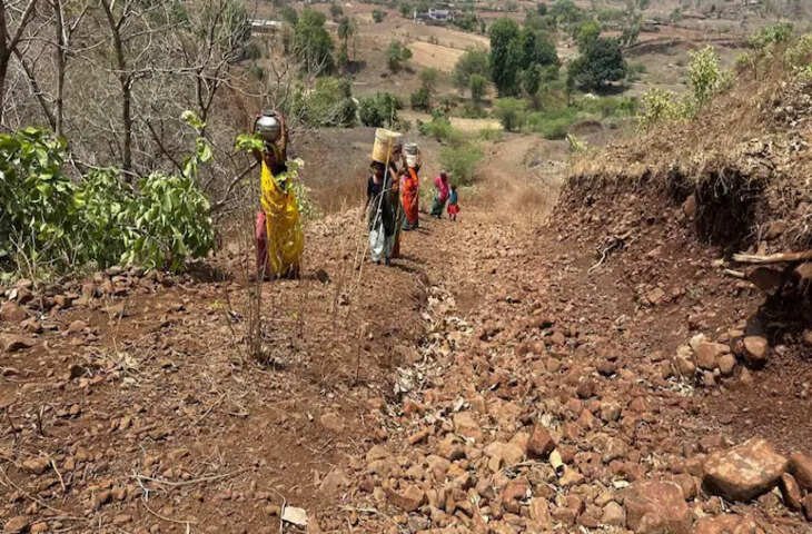 बूंद-बूंद पानी को तरस रहे 'माही के गांव', प्यास बुझाने के लिए तपती धूप में हजारों फीट पहाड़ों पर चढ़ रहीं महिलाएं