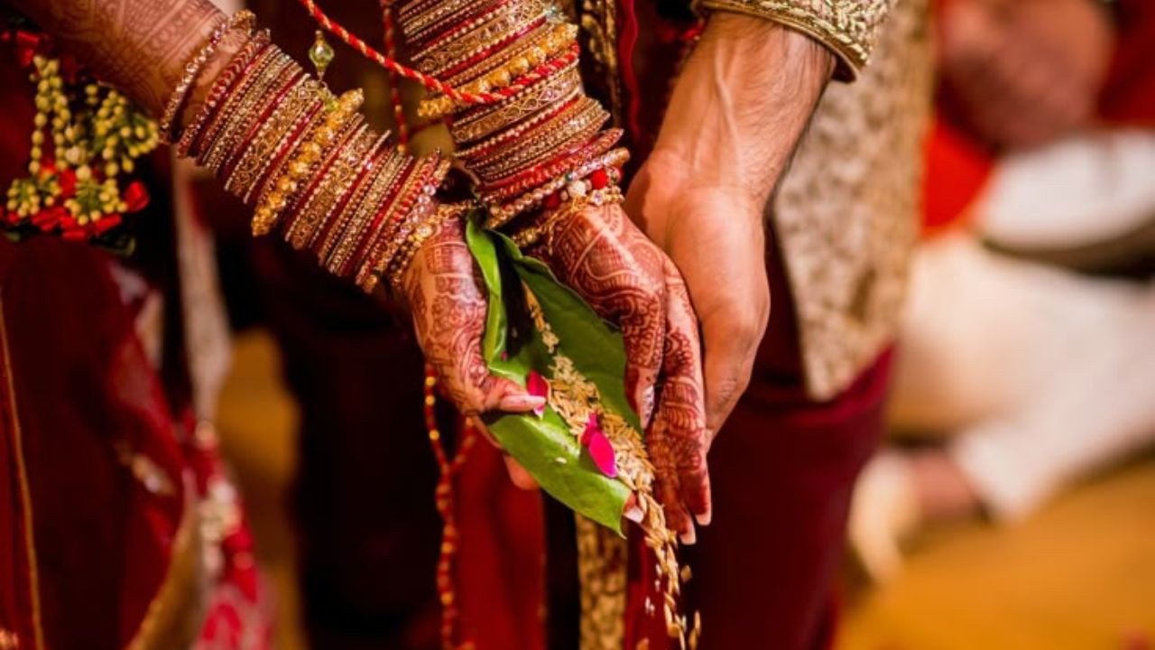 सहेलियों के मजाक में फंसा दूल्हा, गुस्साई दुल्हन ने मंडप में रोकी शादी; सोशल मीडिया पर वायरल हुई अनोखी घटना