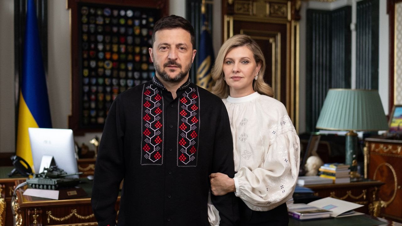 रूस से सीजफायर वार्ता के बीच जेलेंस्की ने पत्नी संग शेयर की तस्वीर, युद्ध में जल रहे यूक्रेनवासियों को दी विशिवंका दिवस की बधाई | Ukrainian President Zelensky congratulates people on Vishivanka and Family Day