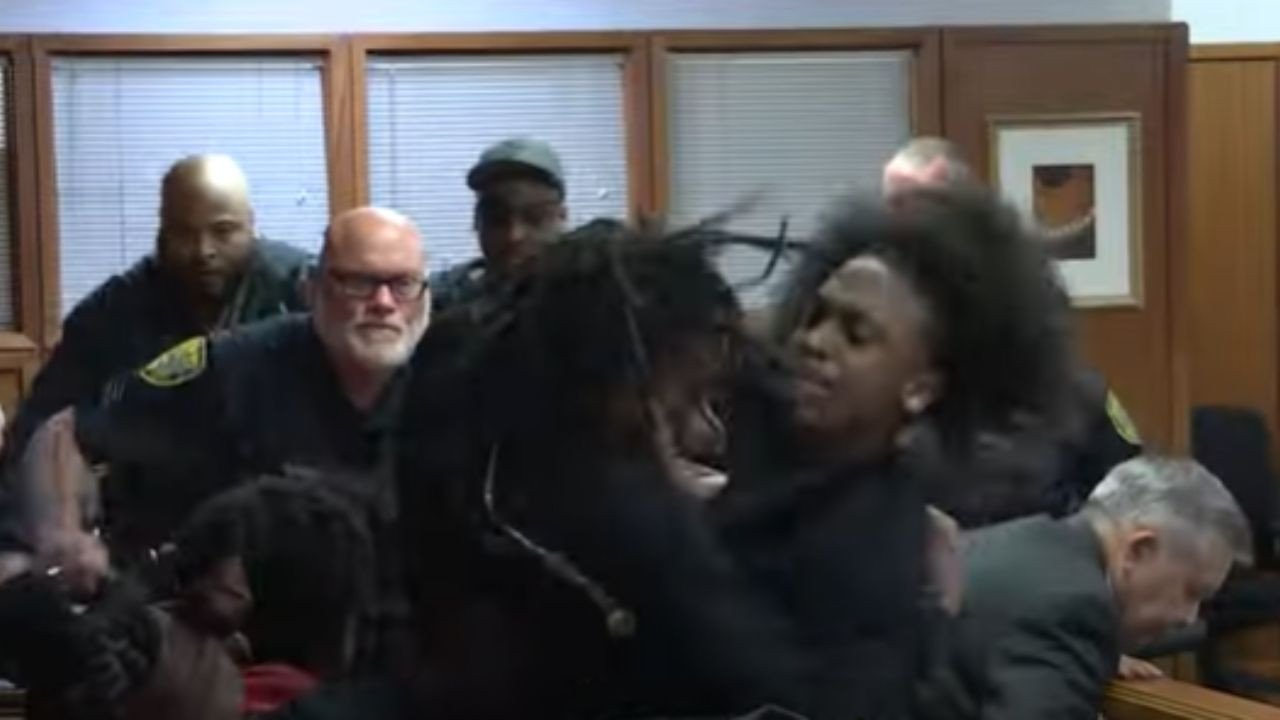 Viral: अदालत में आमने-सामने हुए हत्यारे के परिजन, कोर्ट रूम में जमकर चले लात-घूंसे; देखें VIDEO