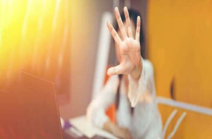 अगर आपको भी ऑफिस में हिचकिचाहट और डर ने किया परेशान, 2 मिनट के शानदार वीडियो में जाने 8 ट्रिक्स जो आपको पूरी तरह बदल देंगी 