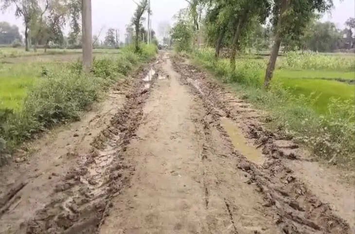 विधायक फंड से बनी सड़क 6 महीने में टूटी, ग्रामीणों में आक्रोश, ठेकेदार पर उठे सवाल