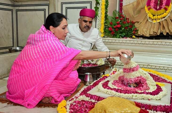 सावन के पहले दिन शिव मंदिर पहुंचीं डिप्टी सीएम दीया कुमारी