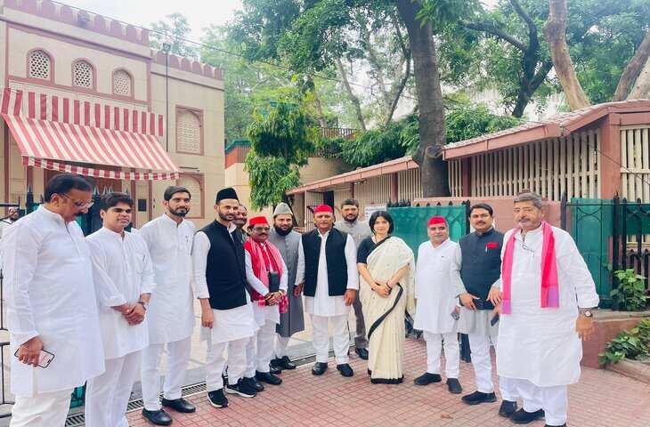 मस्जिद में सपा सांसदों की बैठक पर भड़की BJP कहा - 'क्या अब धार्मिक स्थलों को पार्टी ऑफिस बनाएगी सपा' ?
