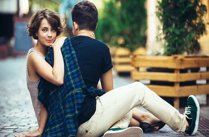 'प्यार है या बस टाइमपास...' यंग जनरेशन में क्यों बढ़ रही है बेंचिंग की आदत? वायरल क्लिप में जानिए बिना कमिटमेंट वाले रिश्तों का सच