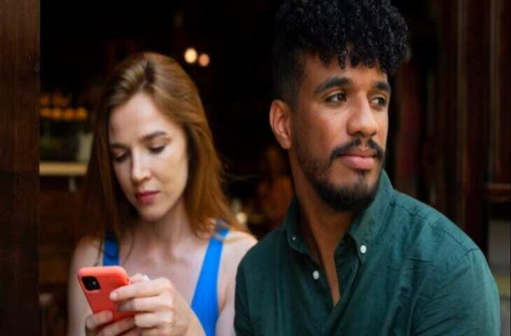 बिना दखल, बिना जवाब… यही है नया ट्रेंड! जानिए क्या है DADT रिलेशनशिप और इसके फायदे और नुकसान ?