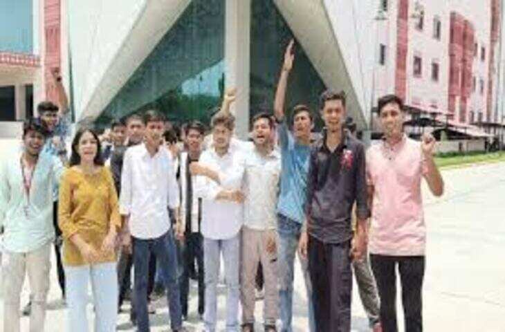 राजस्थान के सरकारी कॉलेजों में एडमिशन लेने वाले छात्रों के लिए अच्छी खबर है। राज्य के उच्च शिक्षा विभाग ने प्रदेशभर के 665 सरकारी कॉलेजों में रिक्त 68,000 सीटों पर एक बार फिर एडमिशन प्रक्रिया शुरू कर दी है। यह कदम छात्रों को अवसर देने और सभी रिक्तियों को भरने के उद्देश्य से उठाया गया है।  जानकारी के अनुसार, इच्छुक छात्र अब संबंधित कॉलेज में जाकर ऑफलाइन डॉक्युमेंट जमा करने और फीस का भुगतान करके एडमिशन ले सकते हैं। विभाग ने स्पष्ट किया है कि यह प्रक्रिया 23 अगस्त 2025 तक जारी रहेगी। इस दौरान छात्रों को सलाह दी जा रही है कि वे समय पर कॉलेज पहुंचकर सभी आवश्यक दस्तावेज और प्रमाणपत्र तैयार रखें ताकि एडमिशन में किसी प्रकार की असुविधा न हो।  उच्च शिक्षा विभाग के अधिकारियों ने बताया कि इस साल कई कॉलेजों में प्रारंभिक एडमिशन के बाद भी सीटें खाली रह गई थीं। ऐसे में रिक्त सीटों पर दूसरी बार एडमिशन प्रक्रिया शुरू करना छात्रों के लिए एक सुनहरा मौका है। उन्होंने यह भी कहा कि छात्रों को वेतनमान, पाठ्यक्रम और सीट उपलब्धता की जानकारी पहले ही कॉलेज से सुनिश्चित करनी चाहिए।  विशेषज्ञों का मानना है कि ऑफलाइन एडमिशन प्रक्रिया छात्रों के लिए सरल और स्पष्ट है, क्योंकि उन्हें सीधे कॉलेज जाकर सभी दस्तावेज प्रस्तुत करने का अवसर मिलता है। इस प्रक्रिया के दौरान छात्रों को मार्गदर्शन और आवश्यक सहायता के लिए कॉलेज स्टाफ मौजूद रहेगा।  राजस्थान के कई शहरों में सरकारी कॉलेजों की मांग काफी अधिक रहती है, लेकिन रिक्त सीटों के कारण कई छात्र पिछड़ जाते थे। इस बार रिक्तियों पर एडमिशन देने का निर्णय शिक्षा में समावेशिता और अधिक अवसर प्रदान करने की नीति का हिस्सा है।  छात्रों और अभिभावकों का कहना है कि यह अवसर उन्हें अपने करियर की दिशा तय करने और उच्च शिक्षा में प्रवेश लेने का महत्वपूर्ण मौका देगा। कई छात्र पहले चरण में दाखिला नहीं ले पाए थे, लेकिन अब यह उन्हें दूसरा मौका मिल रहा है।  उच्च शिक्षा विभाग ने यह भी निर्देश दिए हैं कि कॉलेज प्रशासन को एडमिशन प्रक्रिया के दौरान सभी COVID-19 सुरक्षा प्रोटोकॉल और सोशल डिस्टेंसिंग नियमों का पालन करना होगा। इससे छात्रों और स्टाफ की सुरक्षा सुनिश्चित होगी।  इस प्रकार, राजस्थान के सरकारी कॉलेजों में रिक्त सीटों पर एडमिशन प्रक्रिया का फिर से शुरू होना छात्रों के लिए राहत और अवसर लेकर आया है। विभाग ने सभी छात्रों से अपील की है कि वे जल्द से जल्द अपने दस्तावेज तैयार करके कॉलेज में आवेदन करें और अपने भविष्य को सुरक्षित करें।