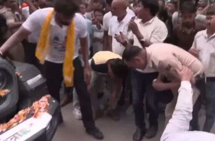 राहुल गांधी की वोटर अधिकार यात्रा में दर्दनाक हादसा! कार के नीचे कुचला गया जवान, यहां देखे घटना का वायरल वीडियो 