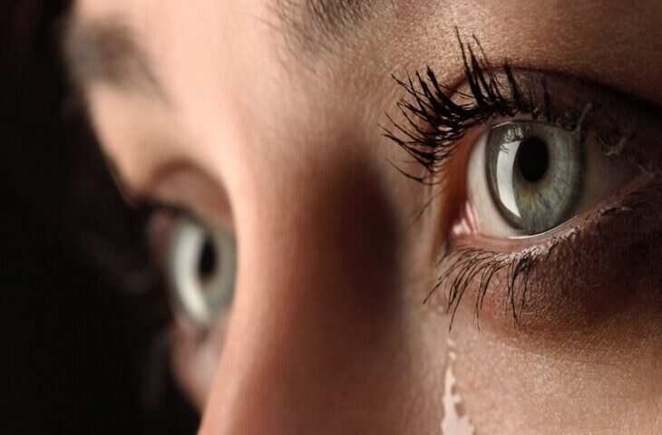 रोने के बाद चेहरा धोना क्यों माना जाता है जरूरी? मेंटल हेल्थ और पॉजिटिव एनर्जी से जुड़ा है खास रिश्ता