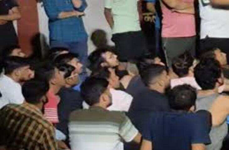 राजस्थान यूनिवर्सिटी में स्टूडेंट्स ने बदहाल सफाई व्यवस्था के चलते कुलगुरु आवास का किया घेराव, ​विरोध प्रदर्शन का वीडिया आया सामने