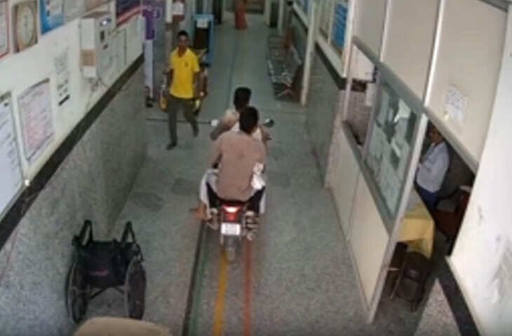 चुरू हॉस्पिटल में दिखा फिल्मी सीन! 3 idiots की तरह बुजुर्ग को स्कूटी पर लेकर अस्पताल में घुसे युवक, वीडियो देख आप भी रह जाएंगे हैरान 