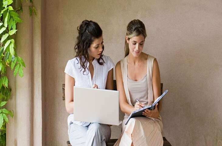 घर बैठे महिलाएं भी बन सकती हैं उद्यमी! वीडियो में जानें ऑनलाइन बिज़नेस के वो बेहतरीन विकल्प जो हर महीने कराएंगे मोटी कमाई 