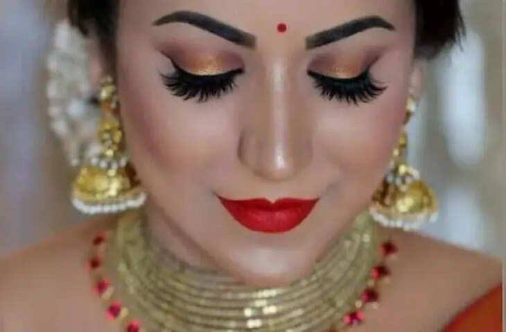 Karwa Chauth 2025: इस करवा चौथ बिना पार्लर जाए घर बैठे पाए ग्लोइंग स्किन, ख़ूबसूरती देख नहीं हटेंगी पति की नजर 