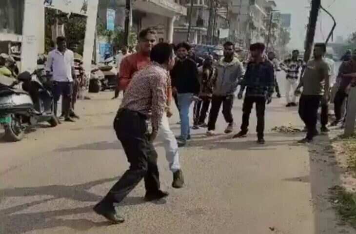 सर्विस सेंटर या गुंडागर्दी का अड्डा? लखनऊ में ओला स्टाफ ने ग्राहक को दौड़ा-दौड़ाकर मारा, मारपीट का वीडियो देखकर लोगों में उबाल​​​​​​​