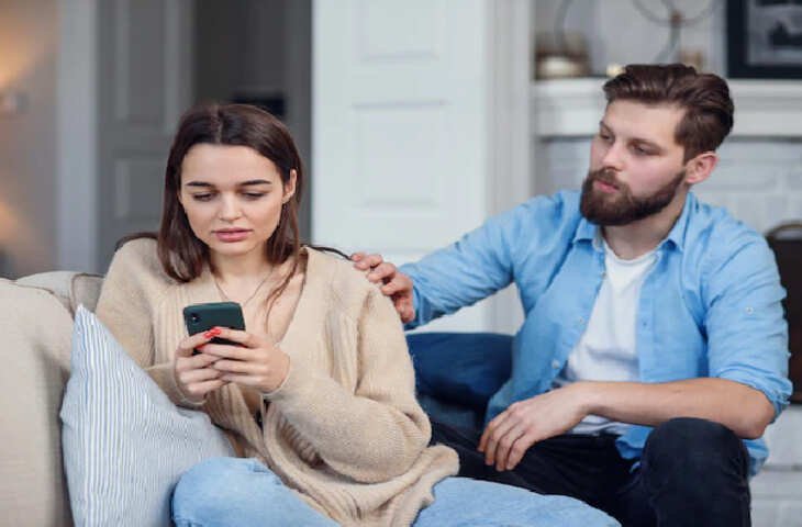 धोखा देने से पहले लड़कियों के बिहेवियर में सबसे पहले आते है ये 4 बदलाव, इग्नोर करने वालों का टुकड़े - टुकड़े हो जाता है दिल 