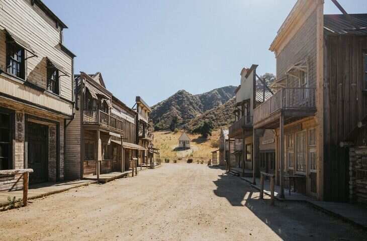 दुनिया का अनोखा Ghost Town: जहां लोगों को परमानेंट घर बनाने की अनुमति नहीं, वजह जान हिल जाएगा दिमाग 