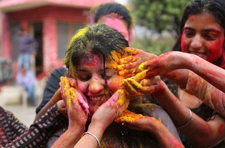होली पर किसी को जबरदस्ती रंग लगाने का है प्लान तो पहले पढ़ ले ये खबर, वरना पहुँच जाएंगे जेल 