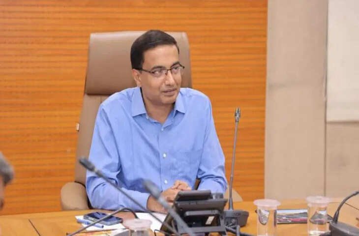 UP में 7 IAS अधिकारियों का ट्रांसफर, डॉ. लोकेश एम बने PWD के नए सचिव; देखें लिस्ट