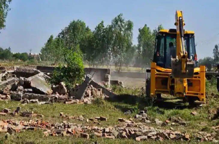 मुरादाबाद में भाजपा मेयर पर अवैध कब्जे का आरोप, प्रशासन ने बुलडोज़र चलाकर गिराई बाउंड्री वॉल