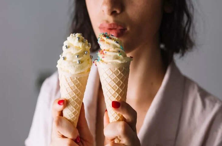 क्या आप भी रात में खाते हैं आइसक्रीम तो हो जाए सावधान, हार्मोनल बैलेंस भी हो सकता है खराब 
