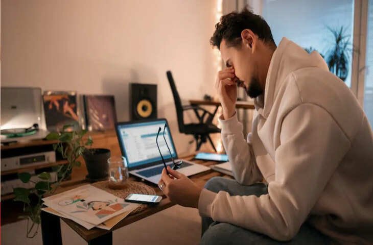 खुश नहीं होने के बावजूद लोग क्यों करते रहते है नौकरी ? जानिए क्या है Job Hugging का ये नया ट्रेंड 