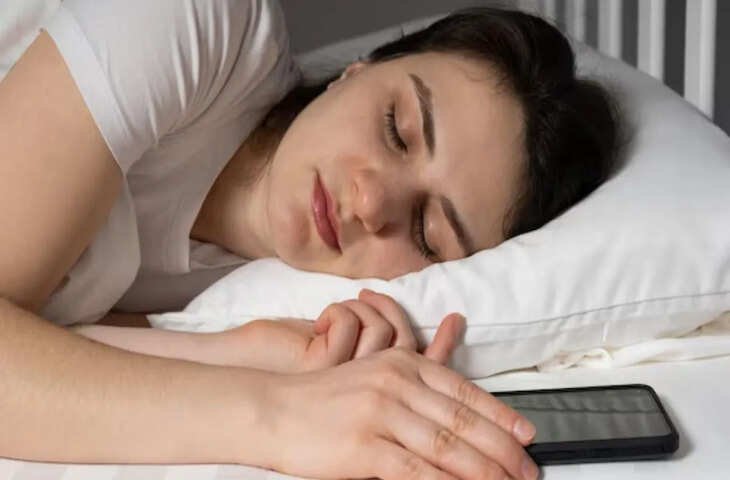 अगर आप भी सिरहाने रखकर सोते है मोबाइल तो हो जाए सावधान! हो सकता है कैंसर, डॉक्टर से जानें पूरी सच्चाई