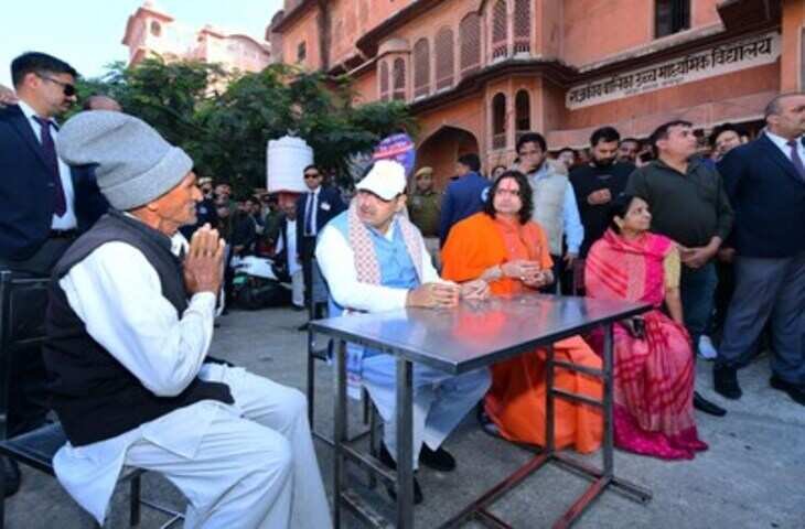 राजस्थान में स्वच्छता को लेकर बड़े अभियान की शुरुआत शनिवार को जयपुर से की गई। राजधानी में स्थित Albert Hall Museum से प्रदेशव्यापी स्वच्छता संकल्प एवं जागरूकता अभियान का शुभारंभ हुआ। इस मौके पर मुख्यमंत्री Bhajan Lal Sharma ने खुद श्रमदान कर लोगों को स्वच्छता का संदेश दिया और नागरिकों से अपने आसपास साफ-सफाई बनाए रखने की अपील की।  कार्यक्रम के दौरान बड़ी संख्या में सफाईकर्मी, जनप्रतिनिधि, प्रशासनिक अधिकारी और आम लोग मौजूद रहे। राज्य स्तरीय इस आयोजन में मुख्यमंत्री ने सफाई अभियान में सक्रिय भागीदारी निभाते हुए लोगों को स्वच्छता के प्रति जागरूक रहने का संदेश दिया।  सफाईकर्मियों को पीपीई किट वितरित  मुख्यमंत्री ने नगर निगम के सफाई कर्मचारियों को पीपीई किट भी वितरित की। उन्होंने कहा कि सफाईकर्मी शहर को स्वच्छ रखने में अहम भूमिका निभाते हैं और उनके स्वास्थ्य व सुरक्षा का ध्यान रखना सरकार की प्राथमिकता है।  भजनलाल शर्मा ने अपने संबोधन में कहा कि स्वच्छता अभियान केवल सरकारी कार्यक्रम नहीं है, बल्कि यह एक सामाजिक आंदोलन है। उन्होंने कहा कि जब तक समाज का हर वर्ग इसमें सक्रिय भागीदारी नहीं निभाएगा, तब तक स्वच्छता के लक्ष्य को पूरी तरह हासिल करना संभव नहीं होगा।  पीएम स्वनिधि योजना के तहत लाभार्थियों को चेक  कार्यक्रम के दौरान छोटे कारोबारियों और रेहड़ी-पटरी वालों को आर्थिक सहायता भी प्रदान की गई। मुख्यमंत्री ने Pradhan Mantri Street Vendor’s AtmaNirbhar Nidhi (PM SVANidhi) योजना के तहत लाभार्थियों को चेक वितरित किए।  उन्होंने कहा कि यह योजना छोटे व्यापारियों को आर्थिक रूप से मजबूत बनाने और उन्हें आत्मनिर्भर बनाने की दिशा में एक महत्वपूर्ण पहल है। इससे रेहड़ी-पटरी लगाने वाले लोगों को अपने व्यवसाय को आगे बढ़ाने में मदद मिल रही है।  स्वच्छता के लिए जनभागीदारी जरूरी  मुख्यमंत्री ने कहा कि सरकार स्वच्छ और स्वस्थ राजस्थान बनाने के लिए लगातार प्रयास कर रही है। लेकिन इसके लिए आम जनता की भागीदारी भी उतनी ही जरूरी है। उन्होंने नागरिकों से अपील की कि वे अपने घर, मोहल्ले और सार्वजनिक स्थानों को साफ रखने में सहयोग करें।