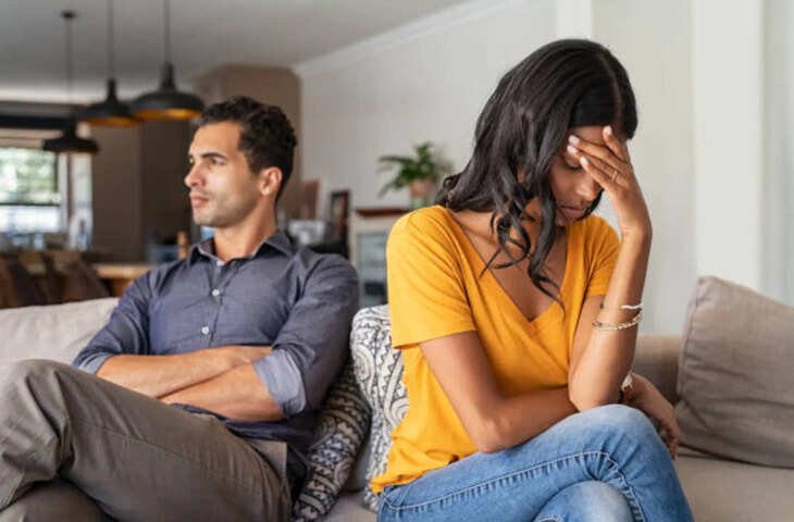 Relationship Tips: पार्टनर के ये 5 सीक्रेट्स परिवार से कभी न करें शेयर, वरना रिश्तों में आ सकती है बड़ी दरार