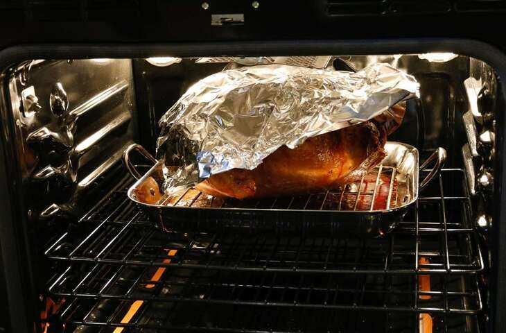Aluminium Foil In Oven: ओवन में फॉयल इस्तेमाल करना कितना सुरक्षित? जानिए एक्सपर्ट क्या कहते हैं