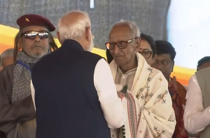 पश्चिम बंगाल में बीजेपी के सबसे वरिष्ठ कार्यकर्ताओं में से एक माखनलाल सरकार का आशीर्वाद लिया है.