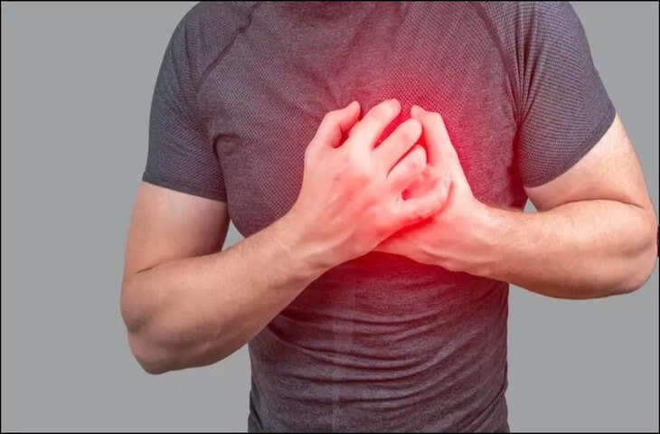 Heart Attack Symptoms: सिर्फ सीने का दर्द ही नहीं, शरीर के ये लक्षण भी हो सकते हैं हार्ट अटैक का इशारा, तुरंत हो जाएं सतर्क